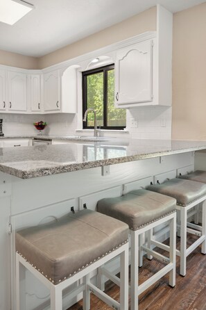 Fridge, oven, stovetop, dishwasher