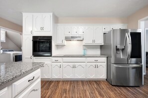 Fridge, oven, stovetop, dishwasher