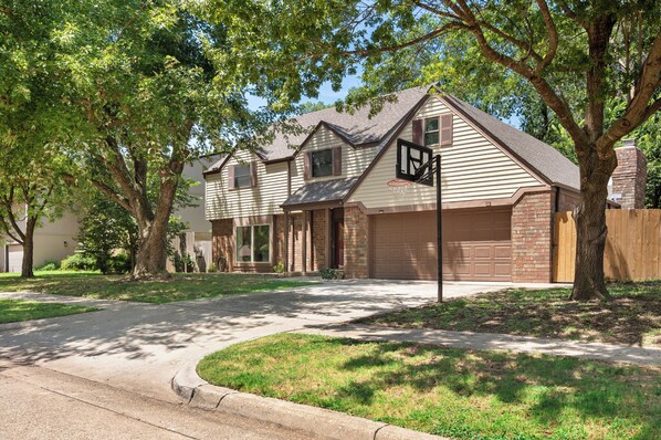 Exterior - Beautiful Spacious Home near OU Campus (Norman)
