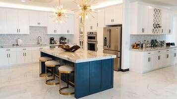 Penthouse, pemandangan laut | Dapur pribadi | Lemari es besar, microwave, oven, dan kompor