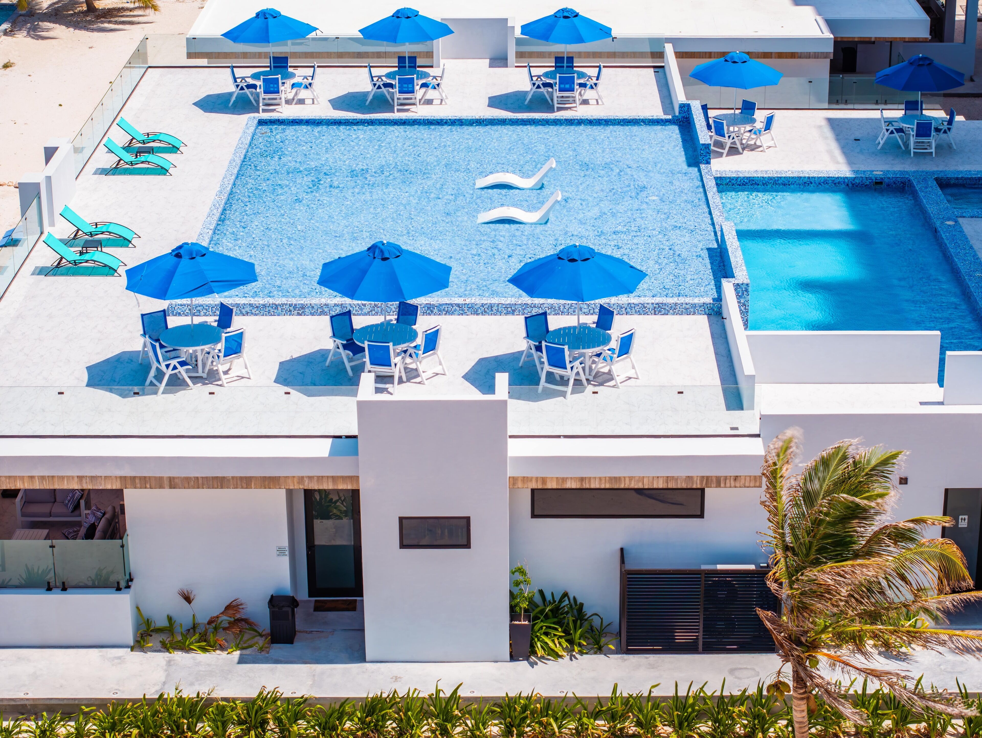 3 piscinas al aire libre, sombrillas