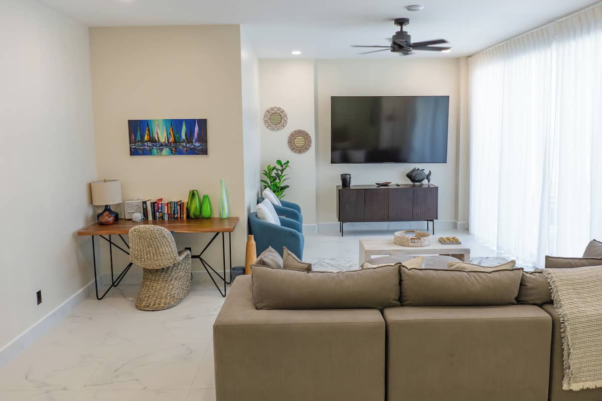 คอนโด, 2 ห้องนอน, วิวทะเล | บริเวณนั่งเล่น | ทีวีจอแบน 55 นิ้ว พร้อมช่องดิจิตอล