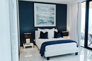 Penthouselejlighed - havudsigt | Pengeskab på værelset, skrivebord, mørklægningsgardiner