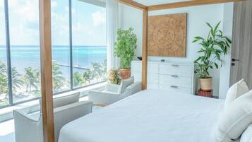 Kondominium, pemandangan laut | Brankas, meja kerja, tirai kedap cahaya, dan setrika/meja setrika