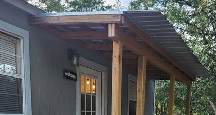 Charming cottage in pleasant Smithville with AC