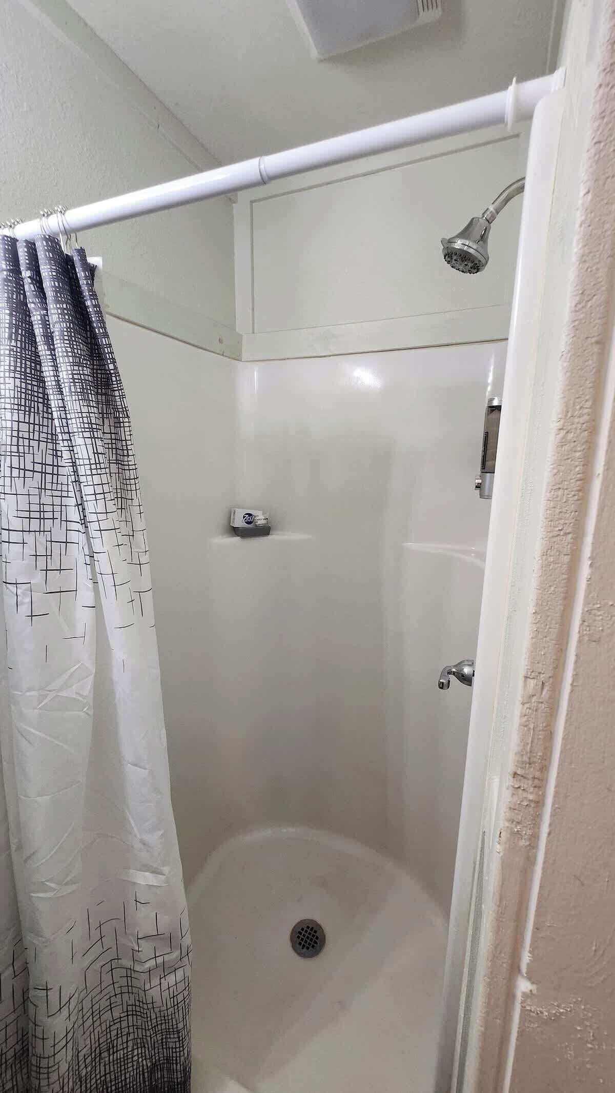 Ducha, secador de pelo, toallas y jabón