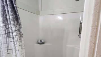 Dutxa, assecador de cabells, tovalloles i sabó