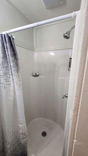 Douche, sèche-cheveux, serviettes fournies, savon