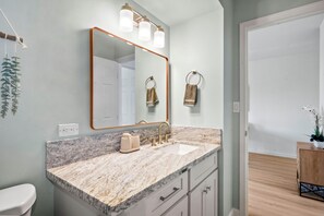 Sèche-cheveux, serviettes fournies, savon, papier toilette