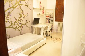 3 bedrooms, desk, WiFi, bed sheets