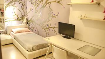 3 bedrooms, desk, WiFi, bed sheets