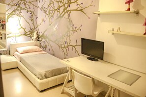 3 bedrooms, desk, WiFi, bed sheets