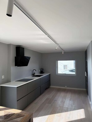 Frigorífic, microones, forn i placa de cuina 