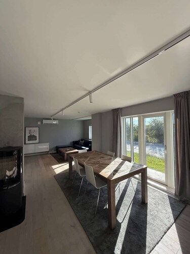 2-Bedroom  Apartment w/      Free Parking