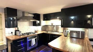 冷蔵庫、電子レンジ、オーブン、コンロ