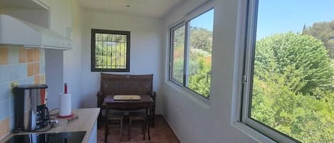 Micro-ondes, four, plaque de cuisson, lave-vaisselle