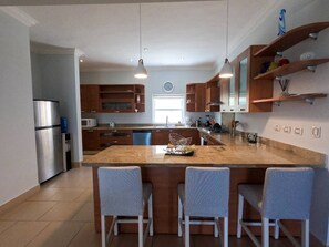 Réfrigérateur, micro-ondes, four, cafetière/bouilloire