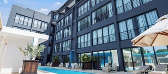Modern 1BR at Rizz Suites • Pool Access • Walk to Beach • King Bed• Strong AC