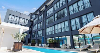 Modern 1BR at Rizz Suites • Pool Access • Walk to Beach • King Bed• Strong AC