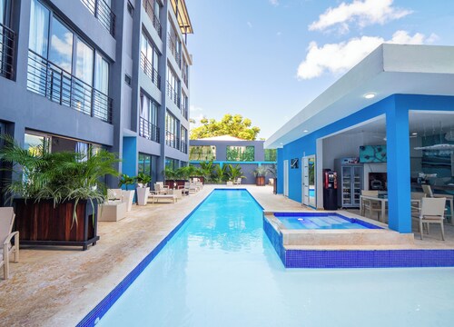 Modern 1BR at Rizz Suites • Pool Access • Walk to Beach • King Bed• Strong AC