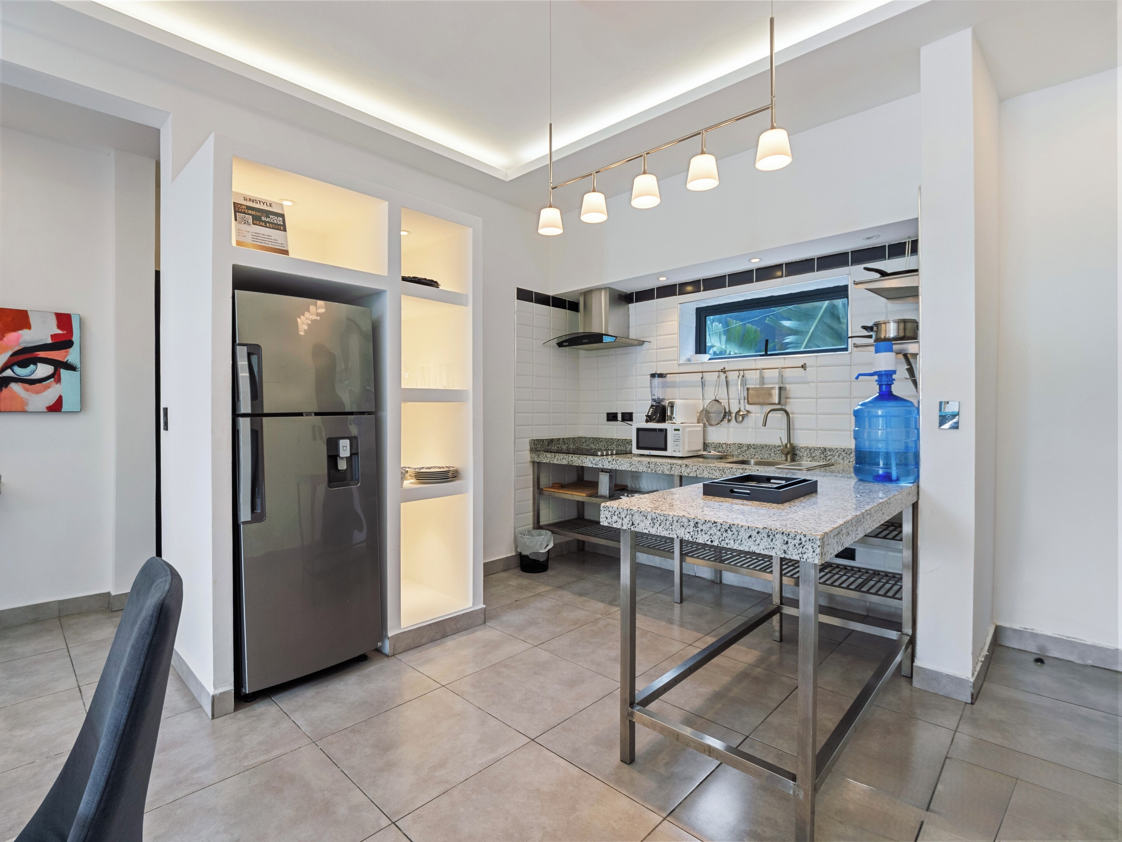 Refrigerador, microondas, placa de cocina, cafetera/tetera