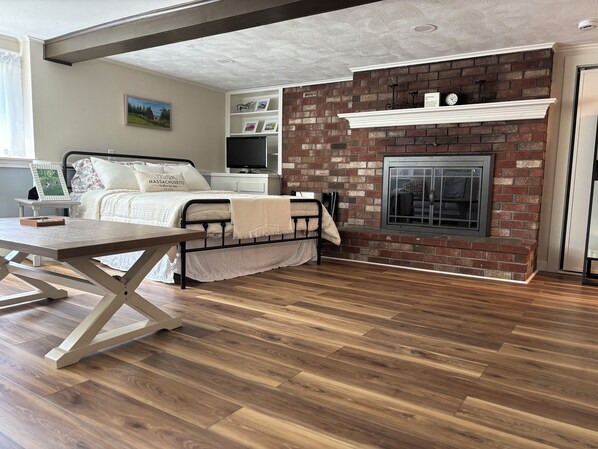 1 habitación, tabla de planchar con plancha y cuna de viaje