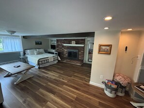 1 habitación, tabla de planchar con plancha y cuna de viaje 