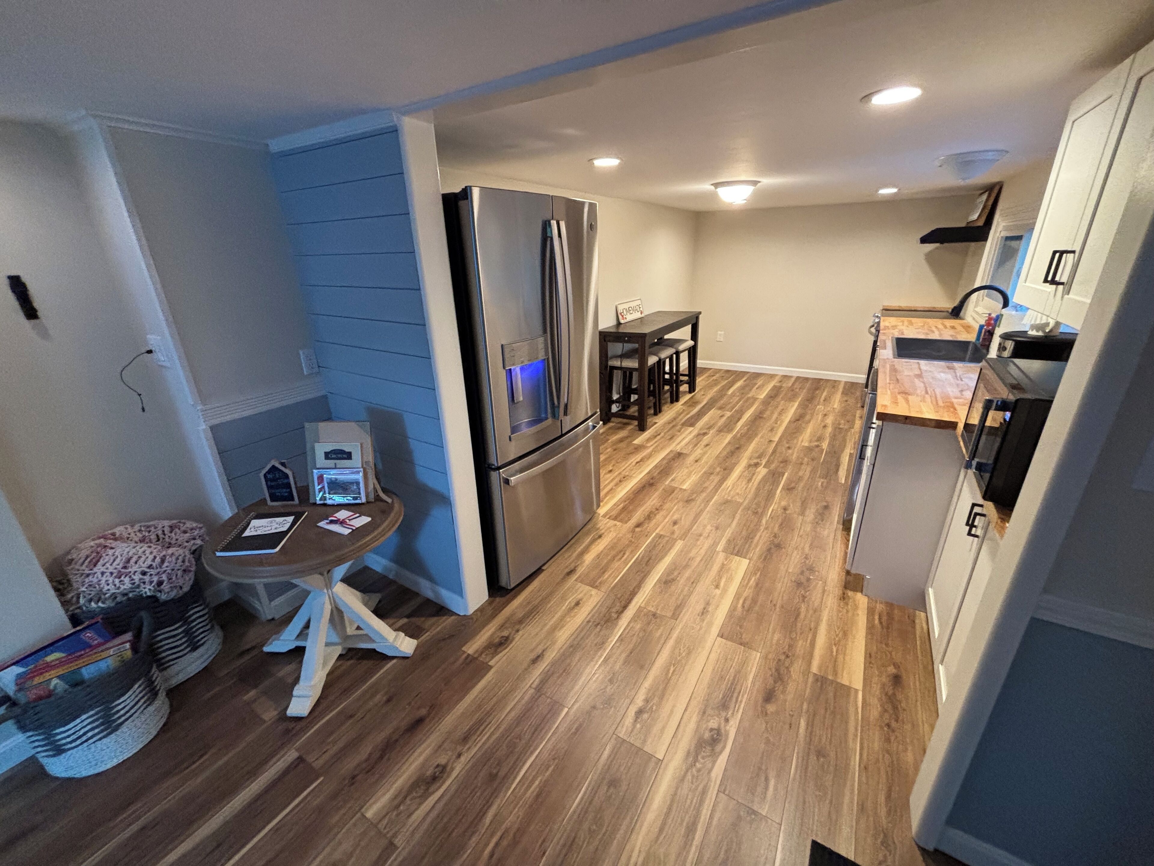 Jääkaappi, mikroaaltouuni, uuni, liesi