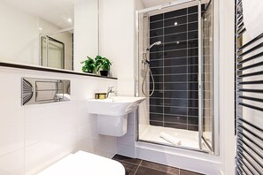Shower, hair dryer - Modern Mile End Flat with Balcony & Terrace (London)