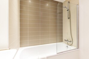 Shower, hair dryer - Modern Mile End Flat with Balcony & Terrace (London)
