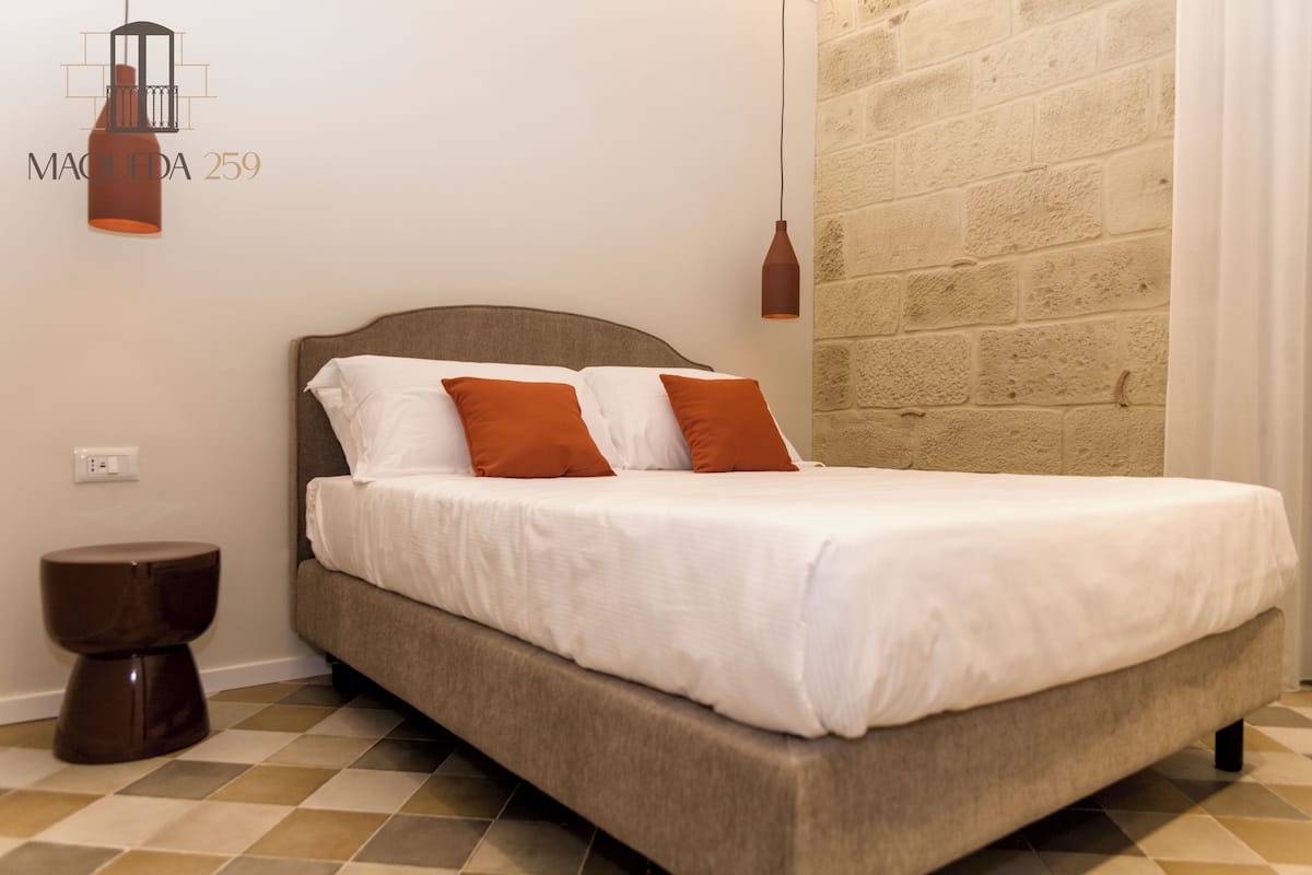 Basic-Zimmer, 1 Queen-Bett, Balkon, Blick auf den Innenhof | Schreibtisch, laptopgeeigneter Arbeitsplatz, kostenloses WLAN