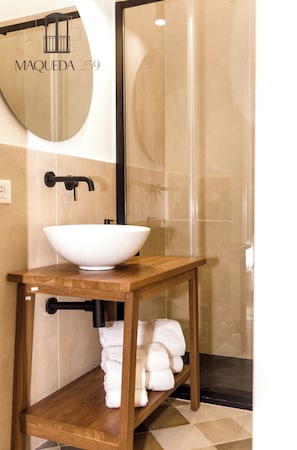 Superior-Zimmer, 1 King-Bett, Balkon, Stadtblick | Badezimmer | Dusche, Haartrockner, Handtücher, Seife