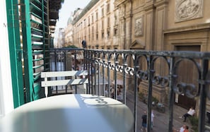 Camera Deluxe, 1 letto king, balcone, vista città | Una scrivania, postazione laptop, Wi-Fi gratuito