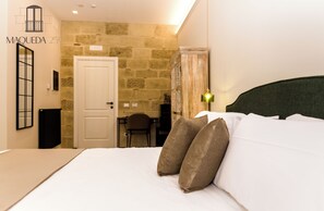Deluxe Room, 1 King Bed, Balcony, City View