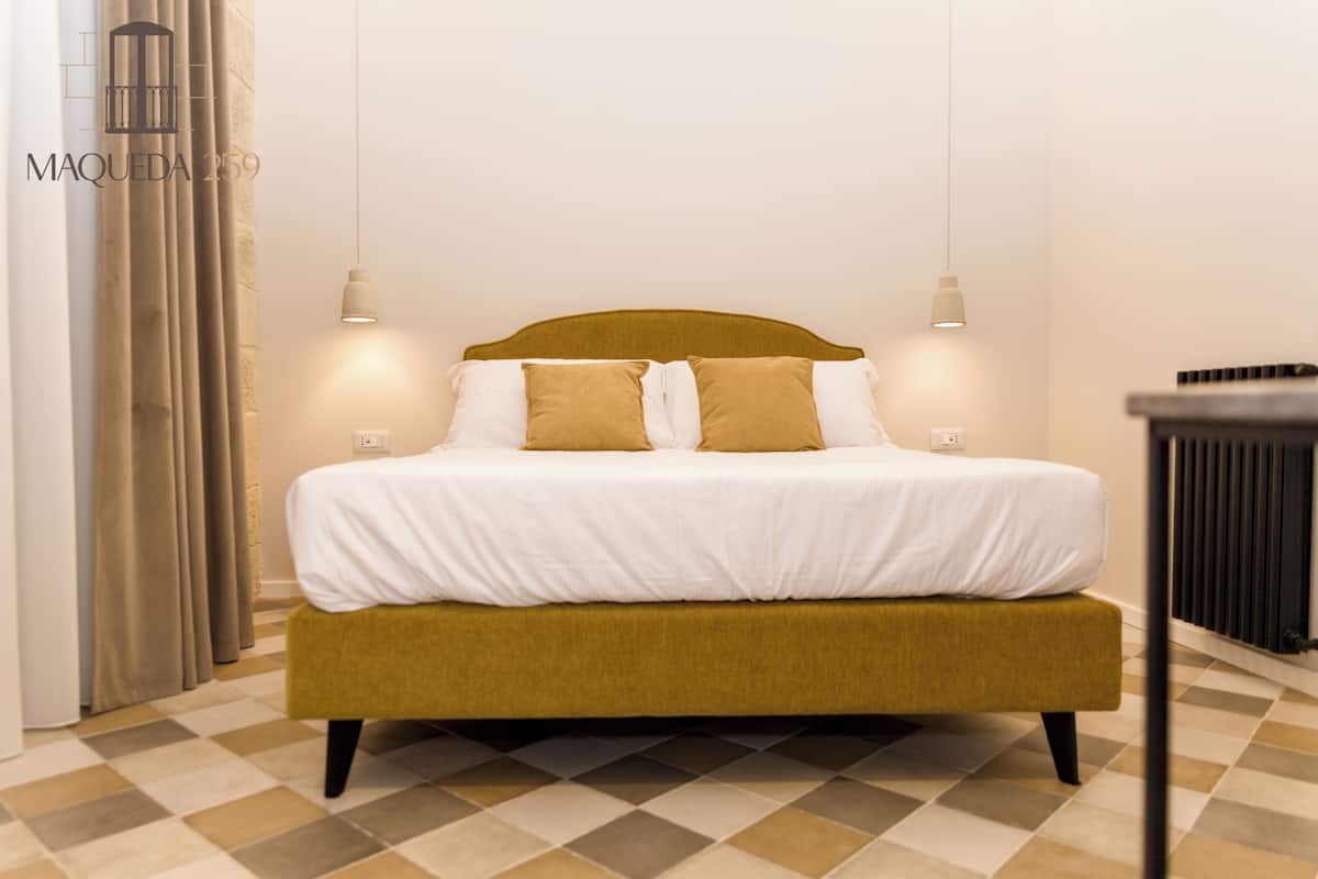 Basic-Zimmer, 1 Queen-Bett, Balkon, Blick auf den Innenhof | Schreibtisch, laptopgeeigneter Arbeitsplatz, kostenloses WLAN