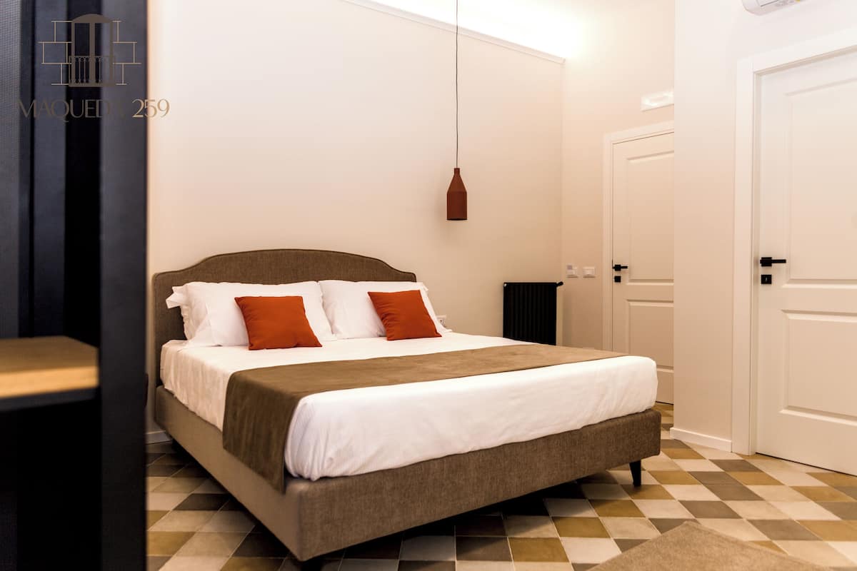 Superior-Zimmer, 1 King-Bett, Balkon, Stadtblick | Schreibtisch, laptopgeeigneter Arbeitsplatz, kostenloses WLAN