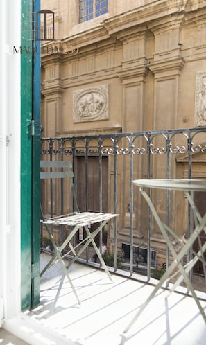 Camera Deluxe, 1 letto king, balcone, vista città | Una scrivania, postazione laptop, Wi-Fi gratuito