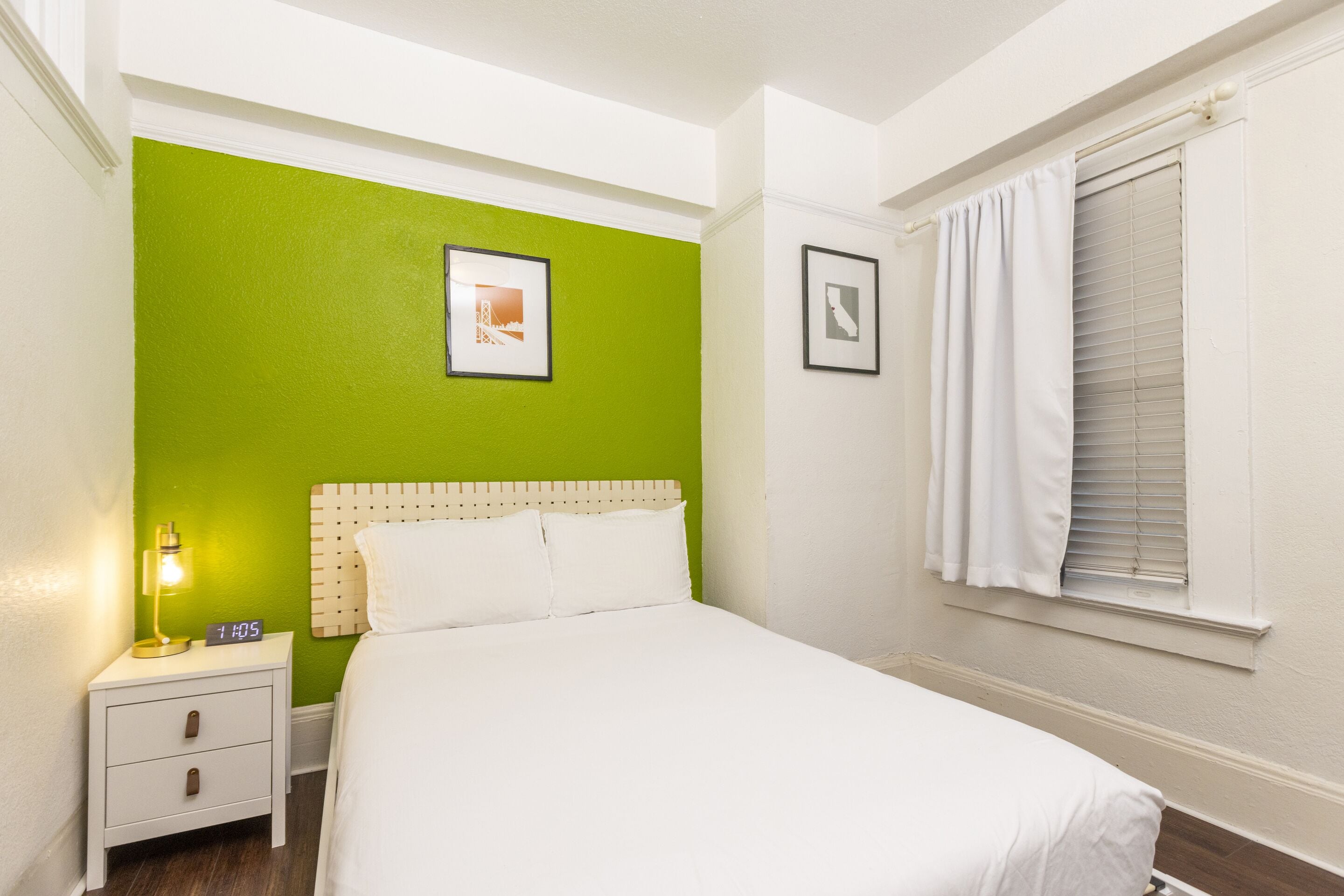 1 slaapkamer, een strijkplank/strijkijzer, gratis wifi, beddengoed