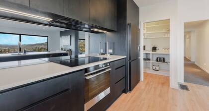 Horizon View Retreat - Nelson Holiday Home
