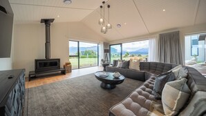 Un salón amplio con un sofá grande, una mesa de centro y una chimenea.