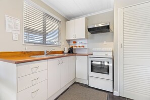 Kjøleskap, mikrobølgeovn, kaffetrakter/tekoker og brødrister