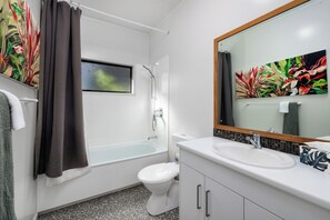 Shower - Paua Shell - Coopers Beach Holiday Home (Coopers Beach)