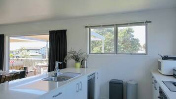 Réfrigérateur, micro-ondes, lave-vaisselle, grille-pain