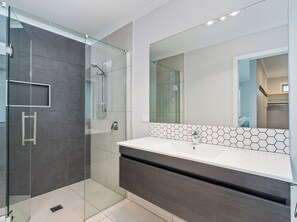 Shower - Golden Vista - Coromandel Holiday Home (Coromandel)