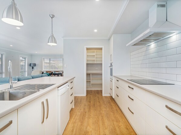 Réfrigérateur, micro-ondes, lave-vaisselle, grille-pain