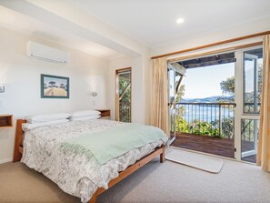 4 bedrooms, iron/ironing board, WiFi, bed sheets - The Mount Paku Bach - Tairua Holiday Home (Tairua)