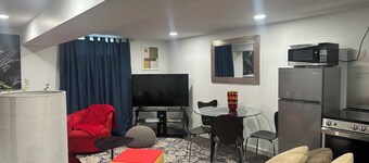Spacious 5-bedroom house in welcoming West Des Moines with AC