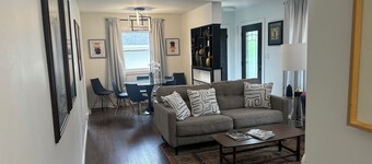 Spacious 5-bedroom house in welcoming West Des Moines with AC