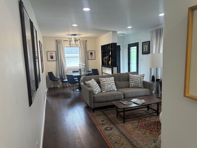 Spacious 5-bedroom house in welcoming West Des Moines with AC