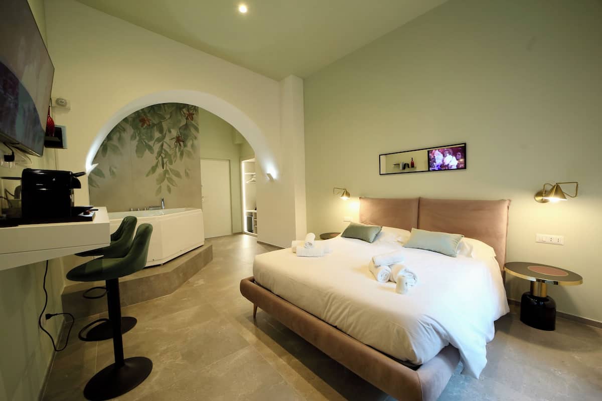 Quarto casal superluxo, sacada, vista para a cidade | Frigobar (abastecido com itens grátis), cortinas blackout